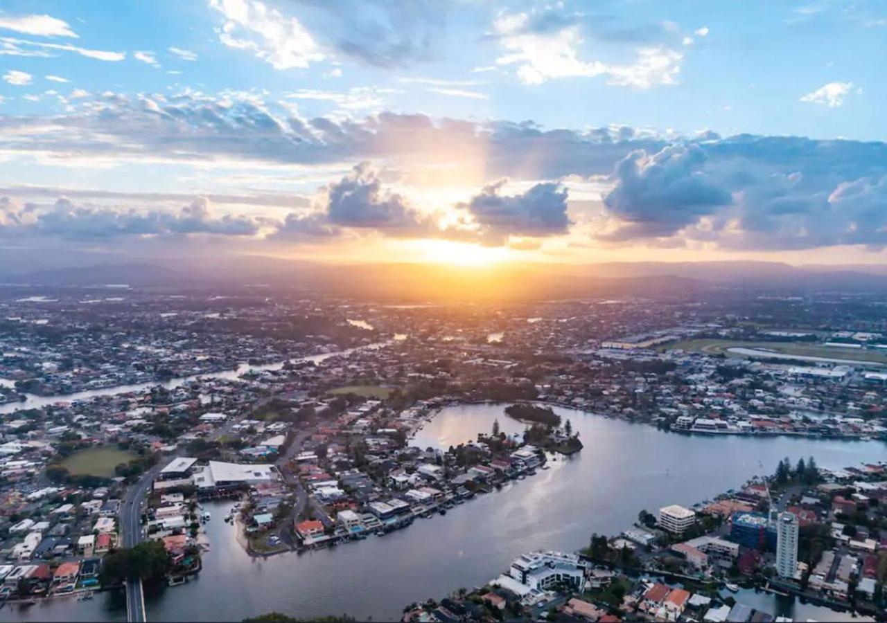 سوفيتيل غولد كوست برودبيتش المظهر الخارجي الصورة Aerial view of the Brisbane River
