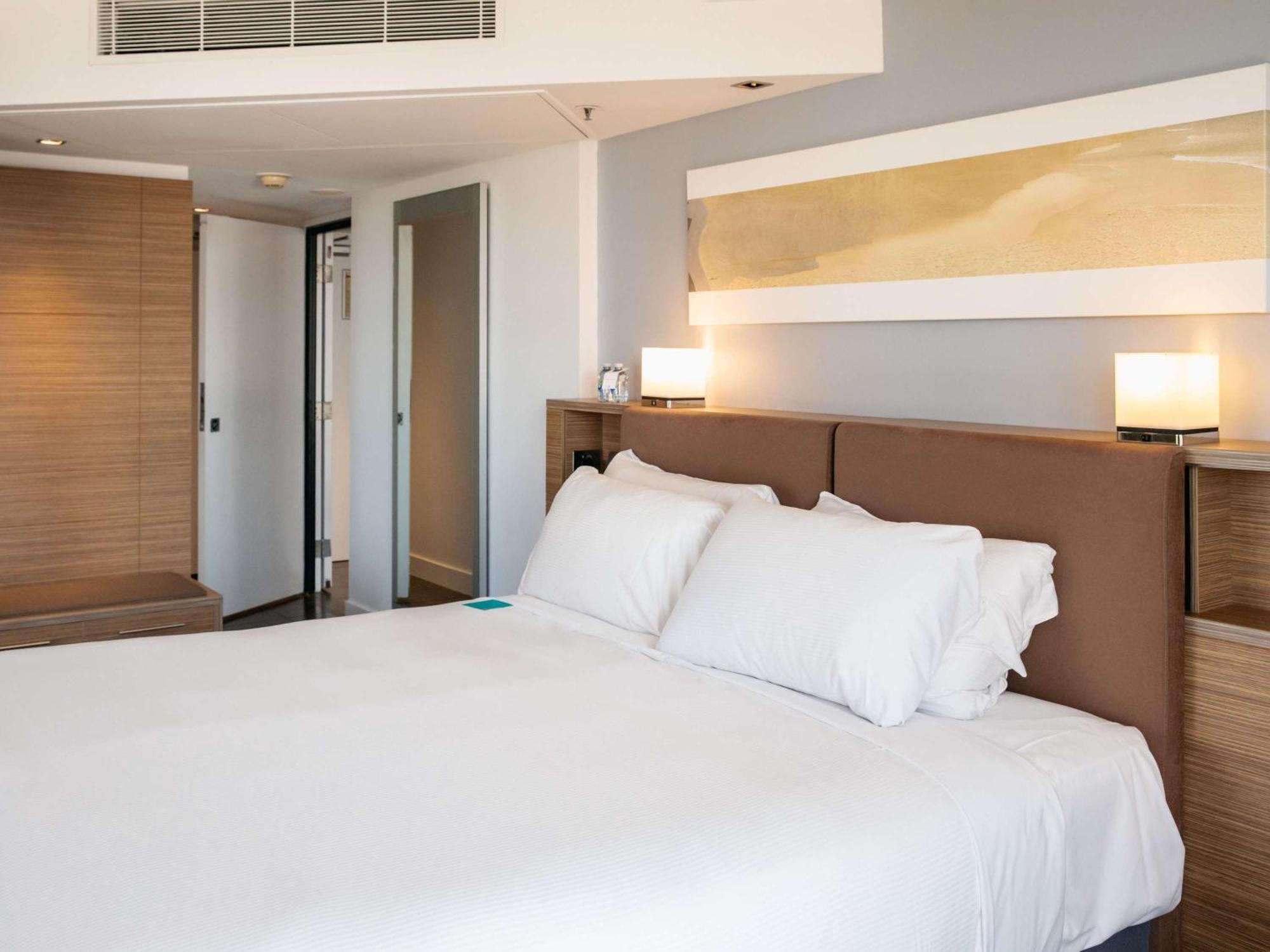 سوفيتيل غولد كوست برودبيتش المظهر الخارجي الصورة A bedroom in a hotel