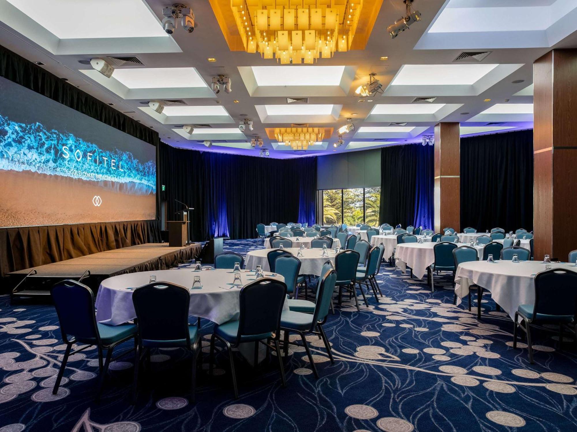 سوفيتيل غولد كوست برودبيتش المظهر الخارجي الصورة The ballroom at the Sheraton Centre