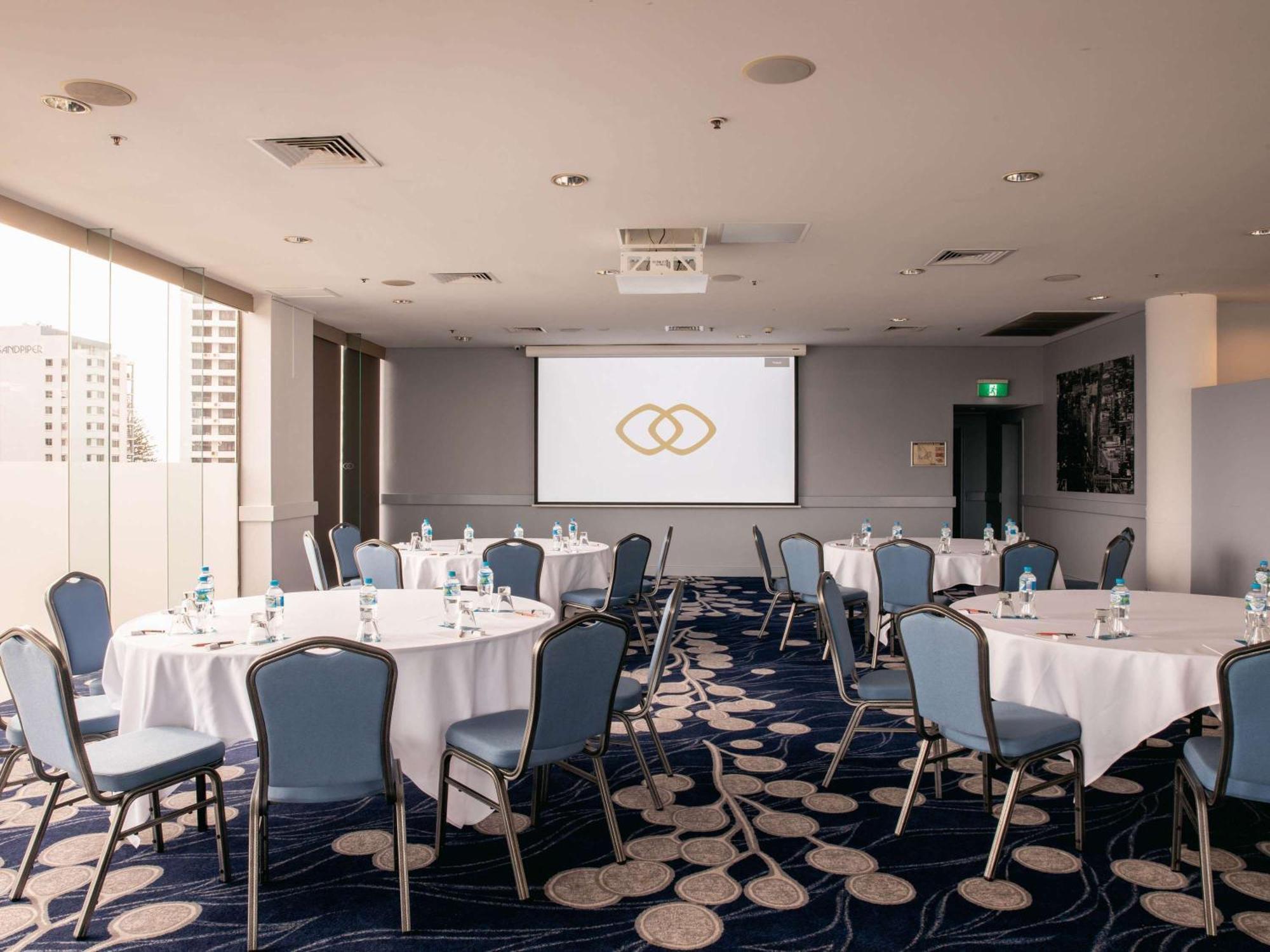 سوفيتيل غولد كوست برودبيتش المظهر الخارجي الصورة The meeting room at the hotel