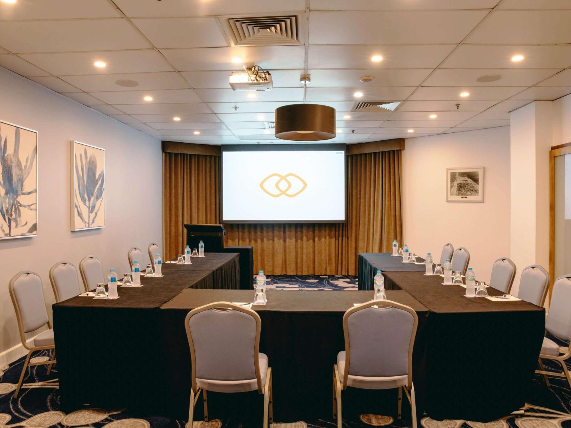 سوفيتيل غولد كوست برودبيتش المظهر الخارجي الصورة The meeting room at the hotel