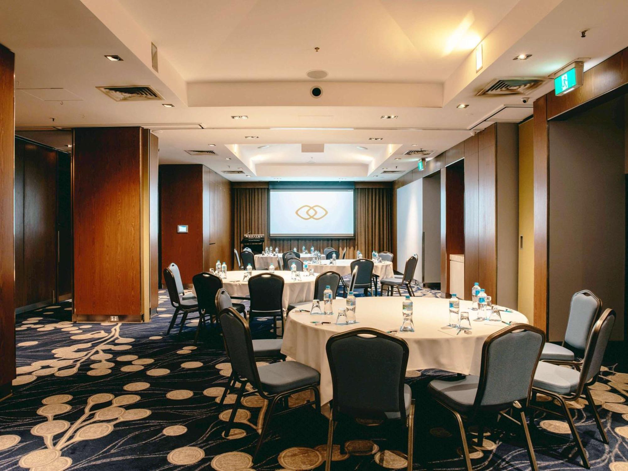 سوفيتيل غولد كوست برودبيتش المظهر الخارجي الصورة Meeting room at the hotel