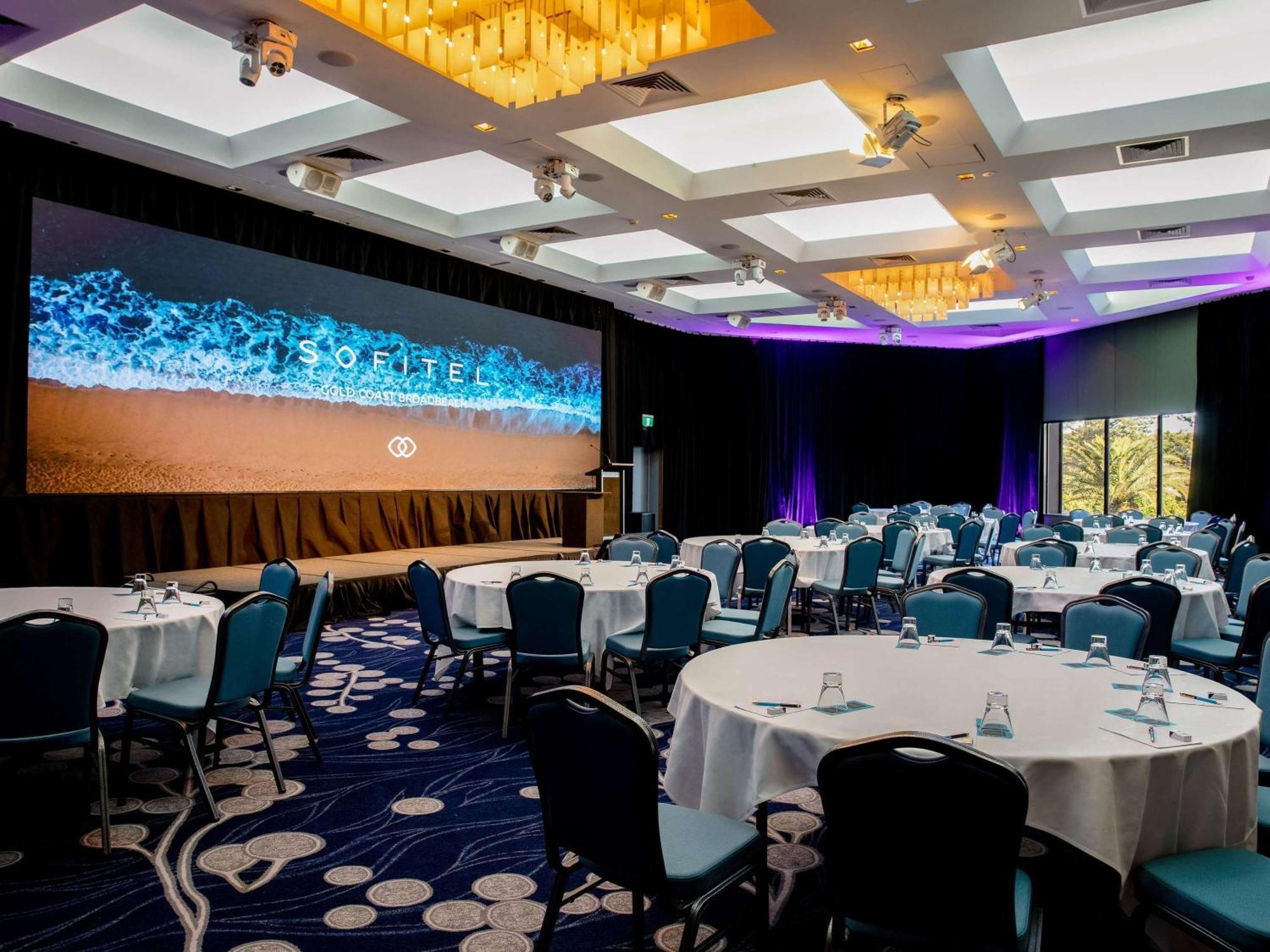 سوفيتيل غولد كوست برودبيتش المظهر الخارجي الصورة The ballroom at the 2018 World Conference Centre
