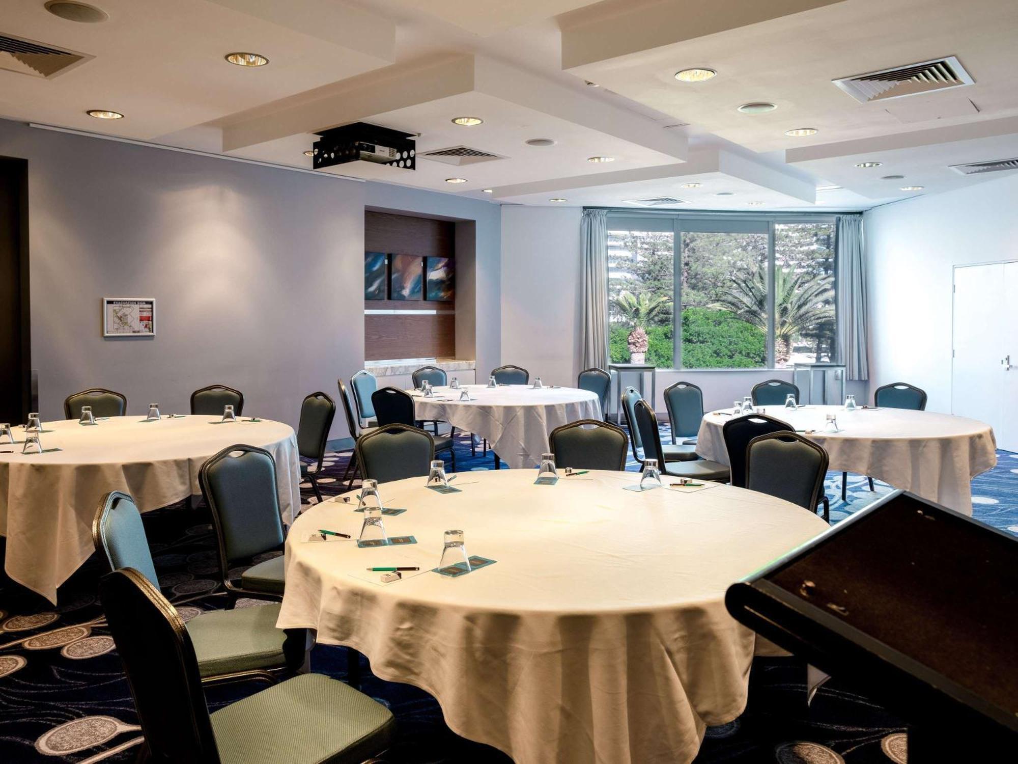 سوفيتيل غولد كوست برودبيتش المظهر الخارجي الصورة The meeting room