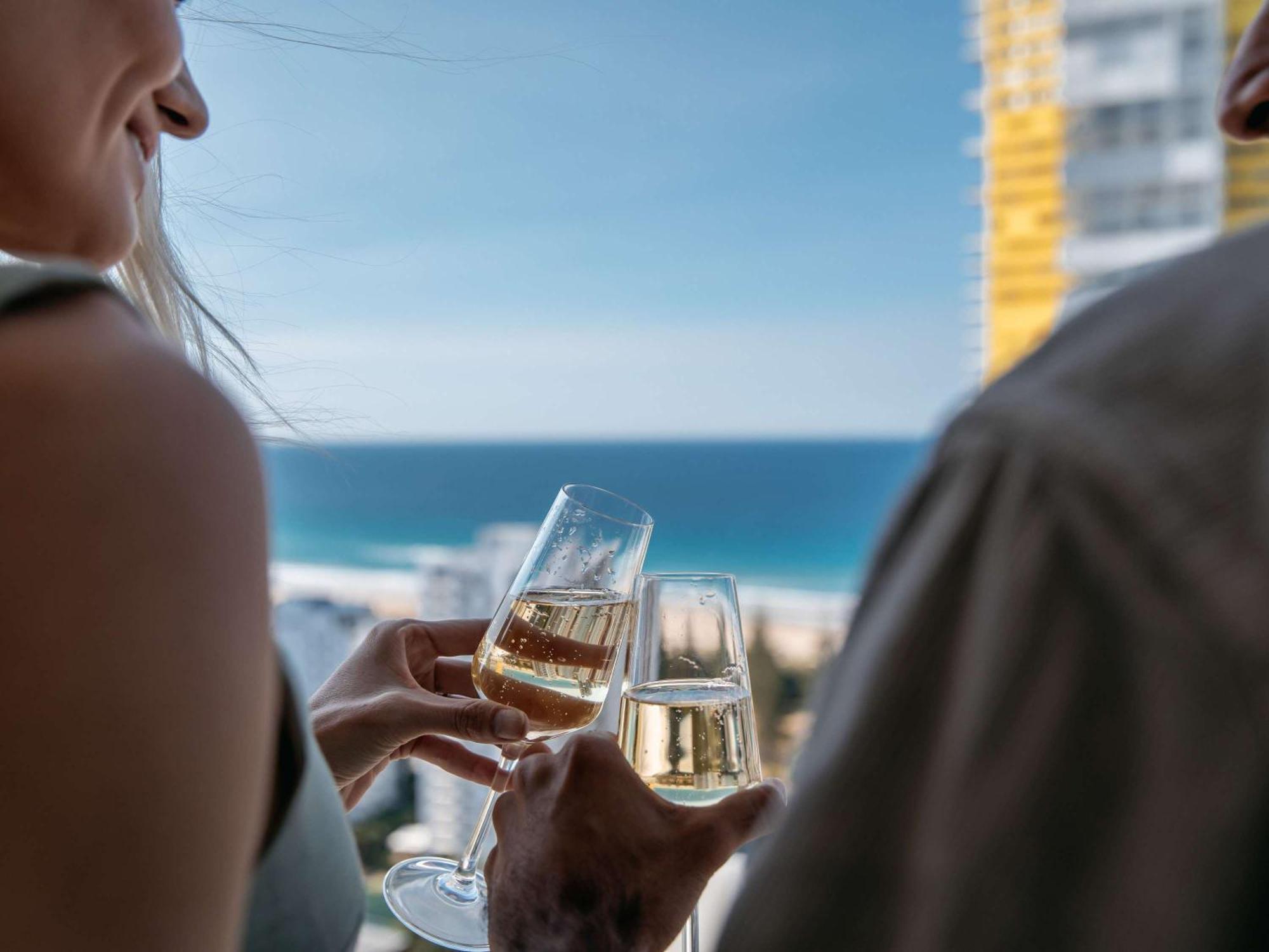 سوفيتيل غولد كوست برودبيتش المظهر الخارجي الصورة A couple drinking champagne