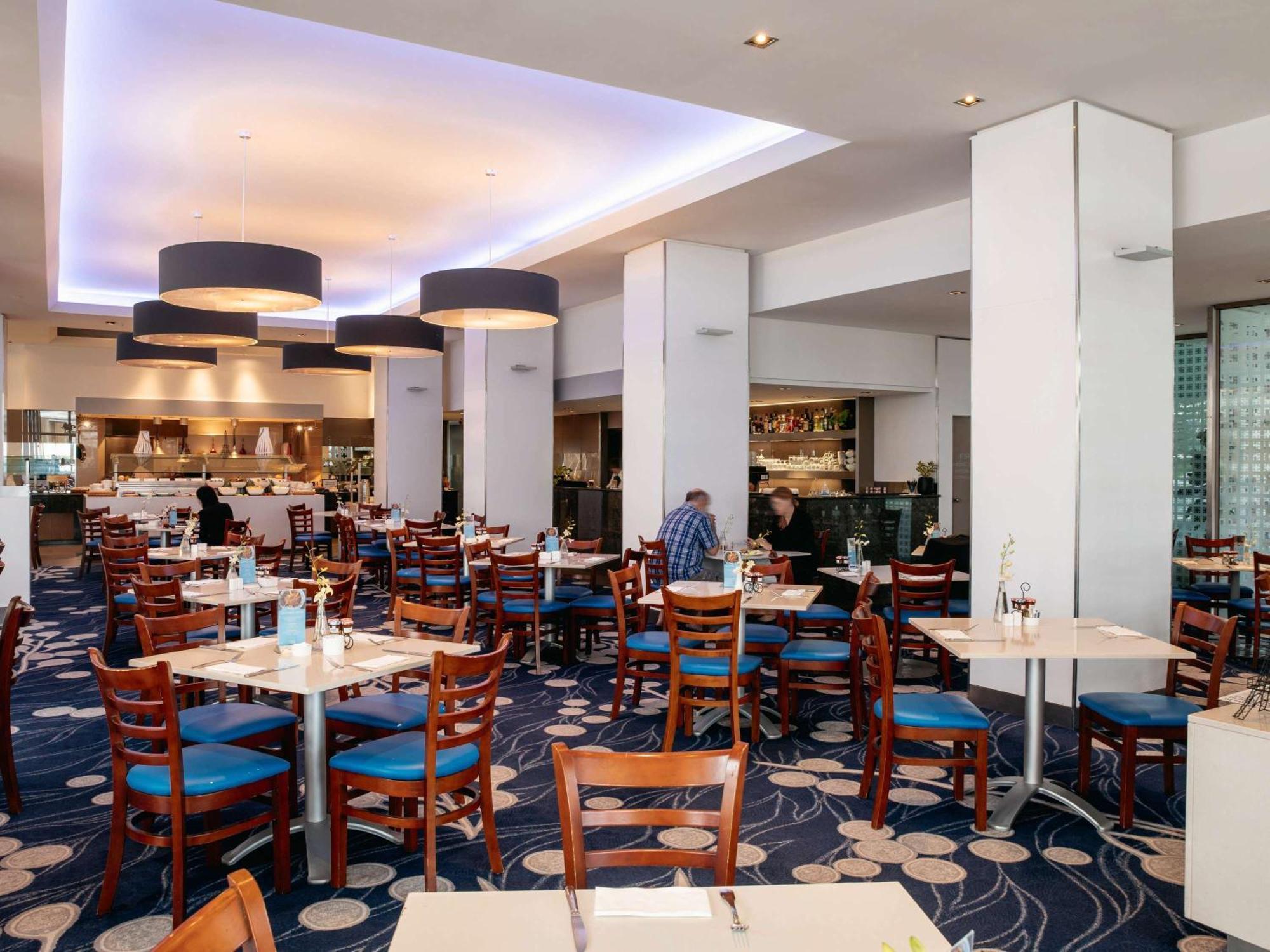 سوفيتيل غولد كوست برودبيتش المظهر الخارجي الصورة The restaurant at the hotel