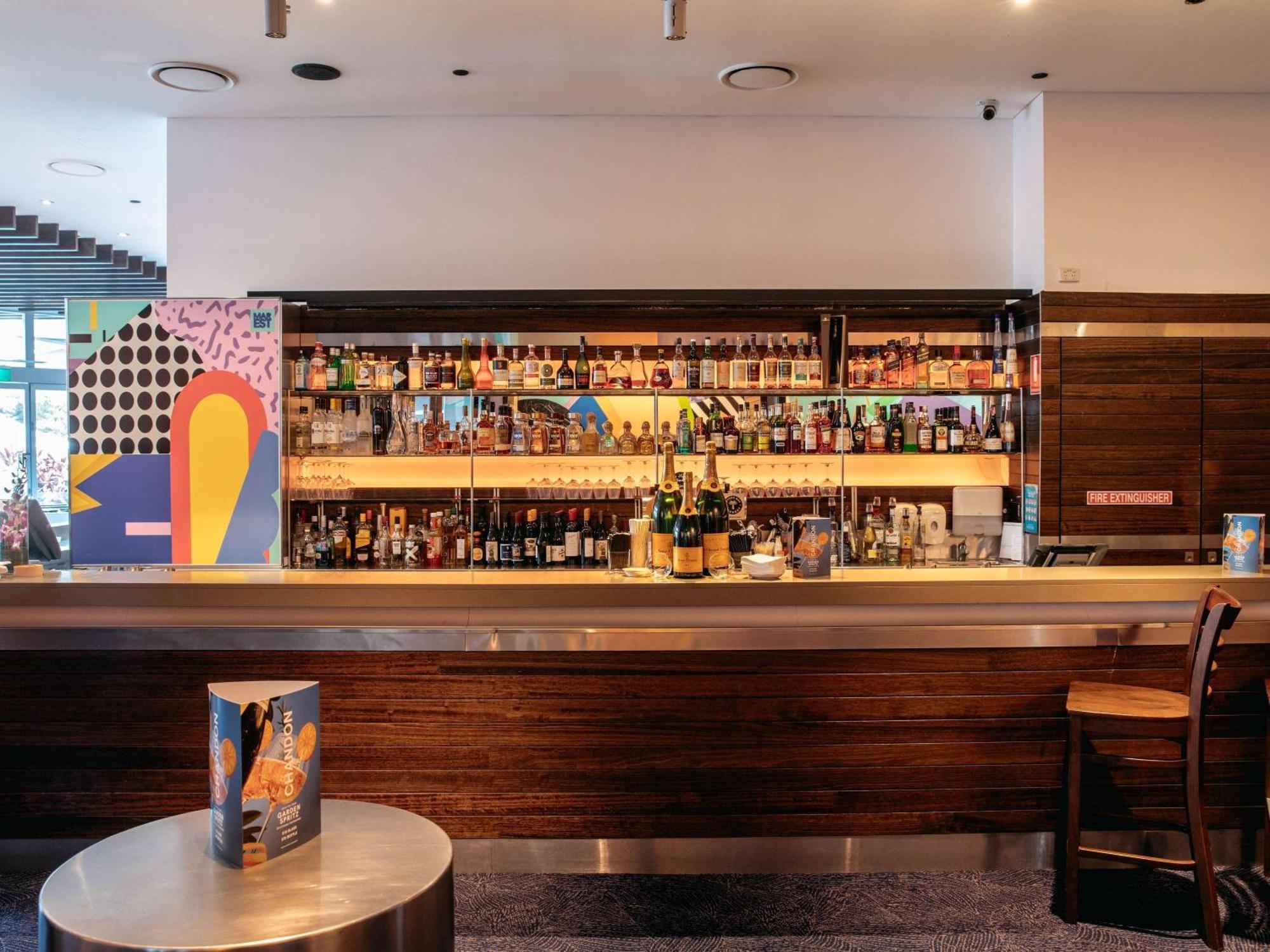 سوفيتيل غولد كوست برودبيتش المظهر الخارجي الصورة The bar at the National Theatre