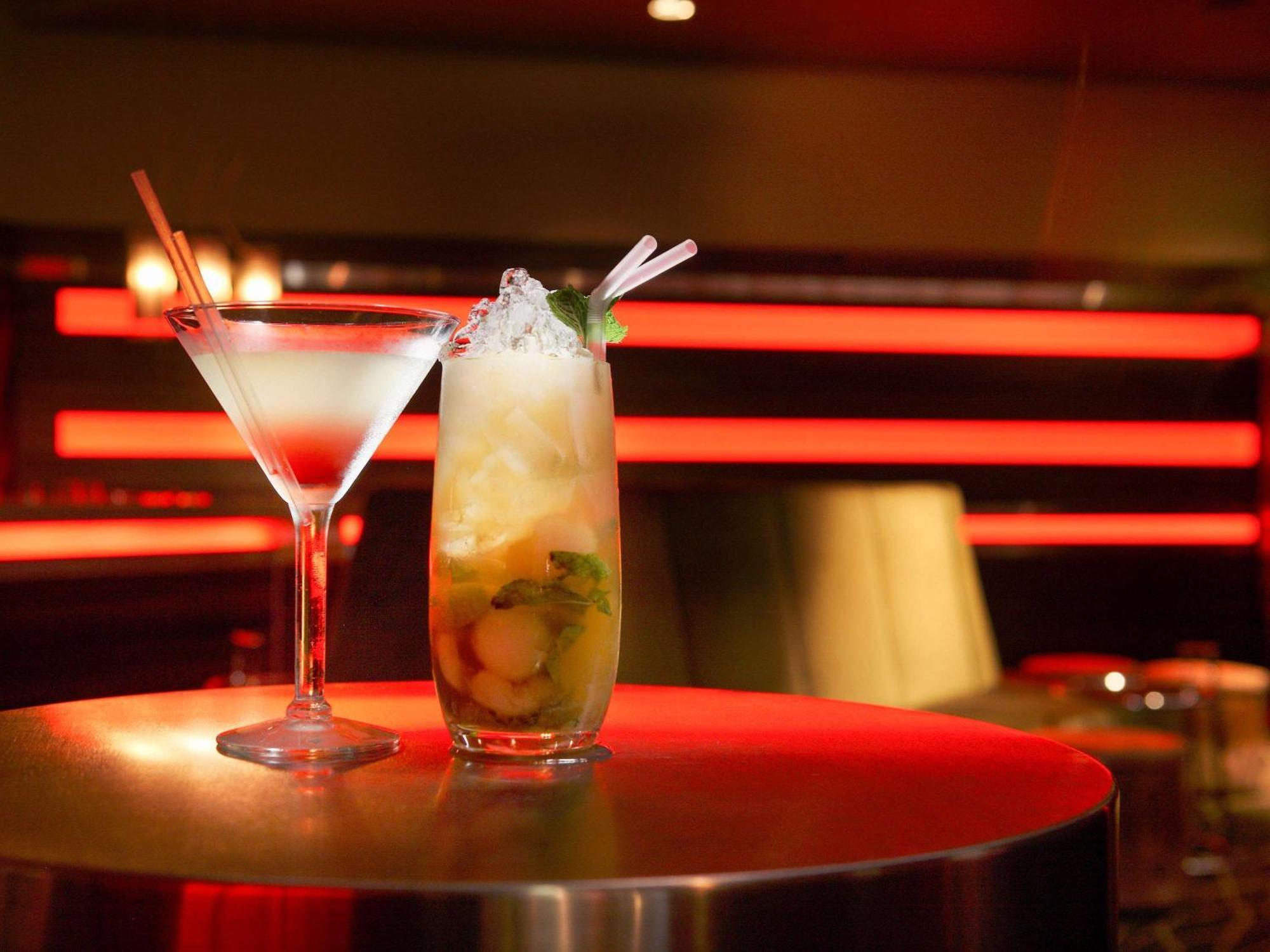 سوفيتيل غولد كوست برودبيتش المظهر الخارجي الصورة Cocktails at the bar