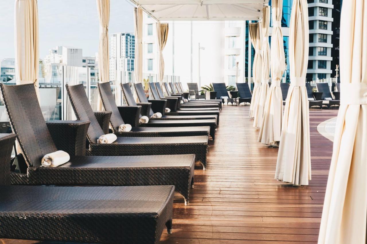 سوفيتيل غولد كوست برودبيتش المظهر الخارجي الصورة The pool deck at the 39th floor